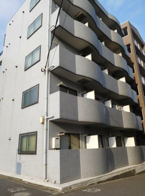 【外観】 | ビバリーヒルズテラス | 鉄筋コンクリート造のがっちりとした建物。