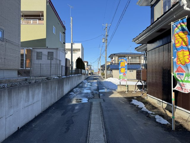 八戸市市川町字桔梗野の前面道路含む現地写真