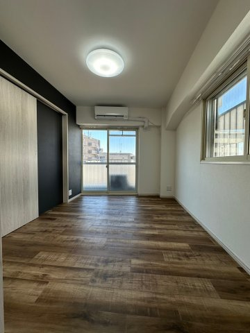 マンションヴィップ中野坂上の洋室|角住戸による　2面採光。通風良好★