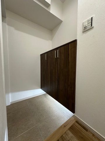 マンションヴィップ中野坂上の玄関|フットライト付き下足収納♪