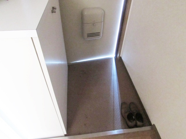 三和建設中山寺ビルの玄関|毎日通る玄関はこちらです