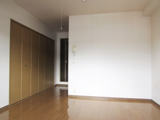 三和建設中山寺ビルの居間・リビング|こちらのリビングで趣味の時間をお楽しみください