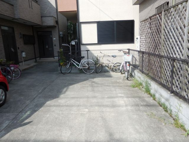 河村ハイツの駐車場