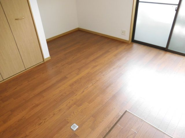 河村ハイツの洋室