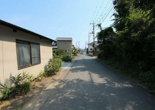 【土地】比企郡川島町中山建築条件無し売地の前面道路含む現地写真