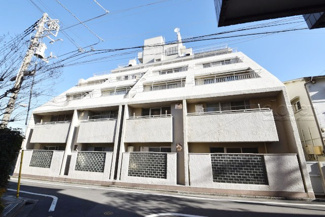 【外観】 | 手入れの行き届いた外壁やエントランスなど、「見ればわかる」レベルで清潔感を保ったマンションです。築年数を感じさせない姿で皆様をお出迎えします。～即日のご見学可能～　お問合せはお気軽にどうぞ。