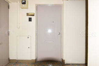 【その他共用部分】 | 皆様をお迎えする、お部屋の玄関ドア。開けやすさや開放角度、ドアノブの操作しやすさや鍵の形状などを、現地で一度ご確認ください。～即日のご見学可能～　お問合せはお気軽にどうぞ。