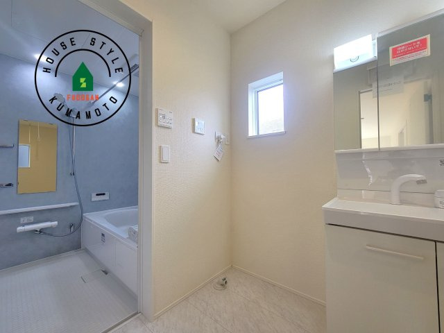 熊本市北区麻生田4丁目第1-2棟（1号棟）の脱衣所|ゆとりの洗面スペースで朝の身支度もスムーズに。暮らしを快適に変えるシャワー付洗面台です！