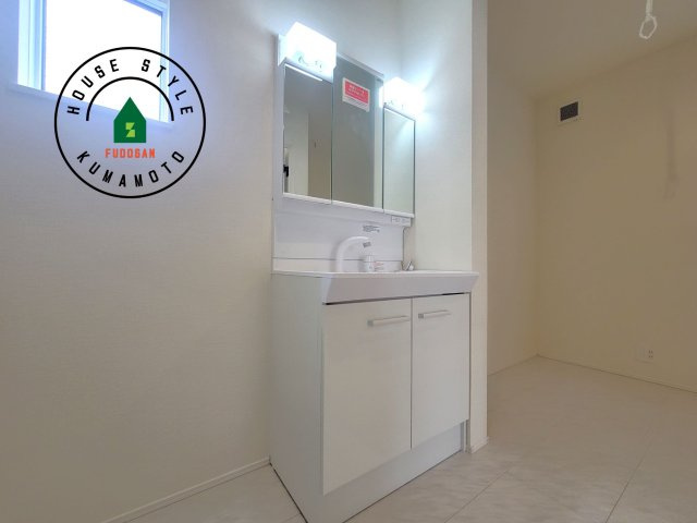 熊本市北区麻生田4丁目第1-2棟（1号棟）の独立洗面台|毎日使うものだから清潔な空間を保ちたい水回り。洗面にはそんな願いを解消させてくれる収納アイデアが満載です。三面鏡の裏側にはキャビネットが現れ小物から背の高い物まで収納できます。