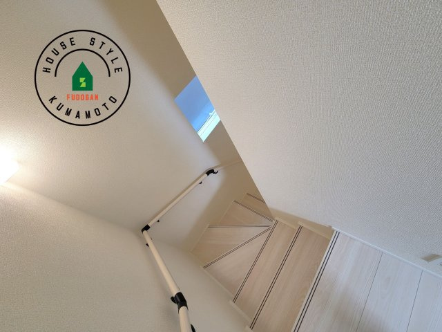 熊本市北区麻生田4丁目第1-2棟（1号棟）の内装|＜手すり付階段＞手すりがないと階段の昇り降りで危険なことはもちろん、壁に手をつきながら歩くことで壁紙が汚れやすくなります。すべての方に快適に昇り降りしていただくため、手すりを設置しました。