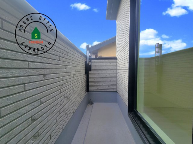 熊本市北区麻生田4丁目第1-2棟（1号棟）のバルコニー|風をしっかりと感じられるバルコニーでは、毎日が洗濯日和です。広々としているので洗濯も楽しくなるでしょうし、気分転換にバルコニーからの眺めを楽しむのもいいでしょう。