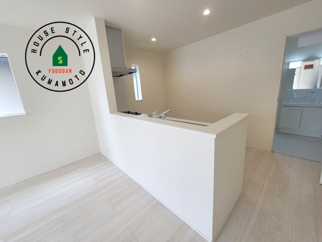 熊本市北区麻生田4丁目第1-2棟（1号棟）のダイニング|キッチンから立ち込める香りが今日の料理を期待させます。