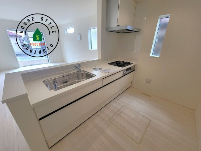 熊本市北区麻生田4丁目第1-2棟（1号棟）のキッチン|ダイニングテーブルへの配膳がラクラク、お料理はかどるカウンター付きシステムキッチン！