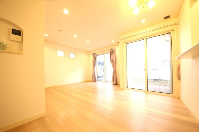 白岡市西１０丁目築浅中古戸建の居間・リビング|リビングルーム