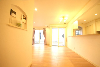 【居間・リビング】 | 白岡市西１０丁目築浅中古戸建 | ダウンライト付き