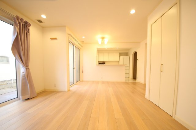 白岡市西１０丁目築浅中古戸建の居間・リビング|リビングです