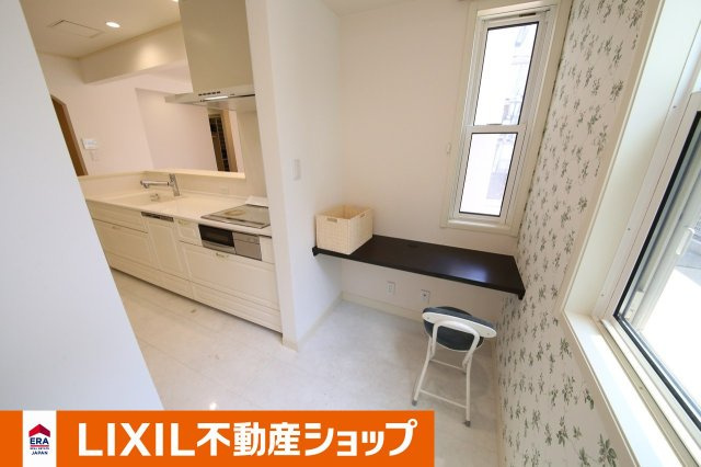 白岡市西１０丁目築浅中古戸建の居間・リビング|リビングです