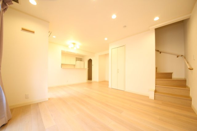 白岡市西１０丁目築浅中古戸建の居間・リビング|ゆったり過ごせるリビングです
