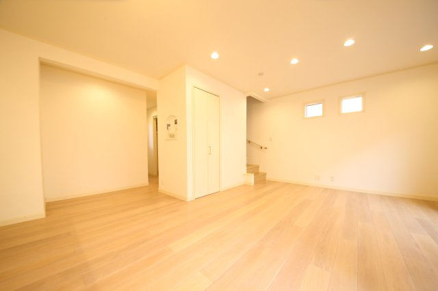 白岡市西１０丁目築浅中古戸建の居間・リビング|ゆったり過ごせるリビングです