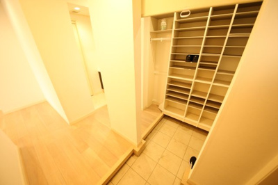 【玄関】 | 白岡市西１０丁目築浅中古戸建 | 収納タップリです。