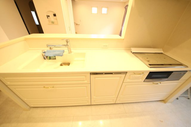 白岡市西１０丁目築浅中古戸建のキッチン|ＩＨクッキングヒーター＆食洗器付