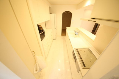 【キッチン】 | 白岡市西１０丁目築浅中古戸建 | お洒落な食器棚付きです。