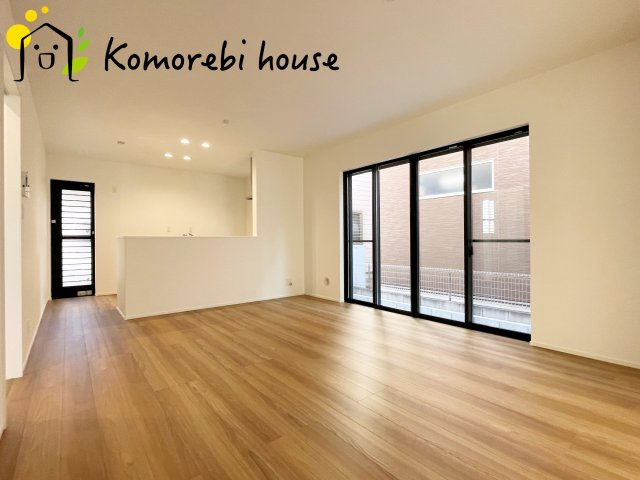 さいたま市北区日進町１丁目　戸建て　フィット　01の居間・リビング|対面キッチンでお料理中でもご家族の会話が楽しめます♪
勝手口付きでゴミ出しや荷物の運び入れもスムーズ！