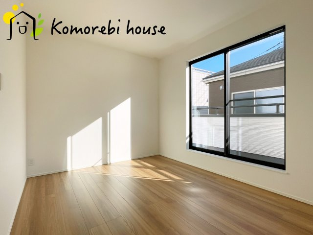 さいたま市北区日進町１丁目　戸建て　フィット　01の洋室|全居室南向きで暖かい居室内♪
バルコニーへ繋がる間取りです！