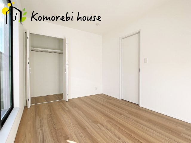 さいたま市北区日進町１丁目　戸建て　フィット　01の洋室|高さのある収納もございます♪
ハンガーパイプ付で長さのある洋服もひっかけられます♪