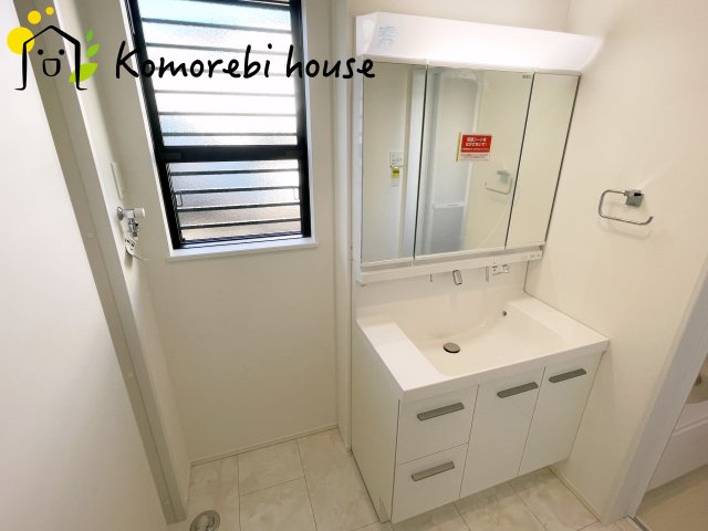 さいたま市北区日進町１丁目　戸建て　フィット　01の独立洗面台|収納が多い独立洗面台♪
3面鏡の裏にはプライベートなものも収納可能です！
