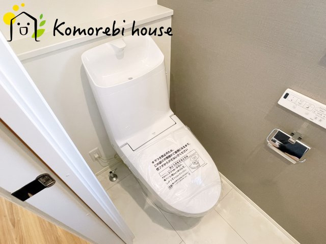 さいたま市北区日進町１丁目　戸建て　フィット　01のトイレ|温水洗浄便座付きのお手洗い。
配色が落ち着いた空間に♪