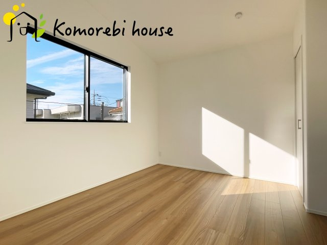 さいたま市北区日進町１丁目　戸建て　フィット　01の寝室|高い位置にある窓からの採光で明るい居室。
自然な朝日で目覚めて今日も1日頑張りましょう！