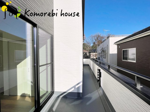 さいたま市北区日進町１丁目　戸建て　フィット　01のバルコニー|3部屋から出入り可能なワイドバルコニー♪
大通りに面していないのでプライバシーが守られます♪
