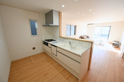 【キッチン】 | 太田市東別所町   戸建て | 人気の対面式キッチン。お食事の準備をしながらでもご家族とのコミュニケーションを楽しめます♪