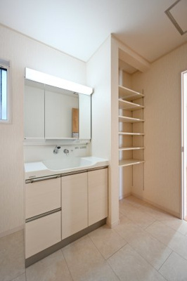 【独立洗面台】 | 太田市東別所町   戸建て | 3面鏡付きの洗面台は後ろが見えるのでヘアセットがバッチリ決まります！