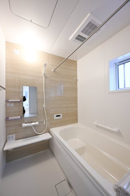 【浴室】 | 太田市東別所町   戸建て | 清潔感あるお風呂はフルオートバスでお湯張りもラクラク♪
お風呂は窓があるので換気もできます。