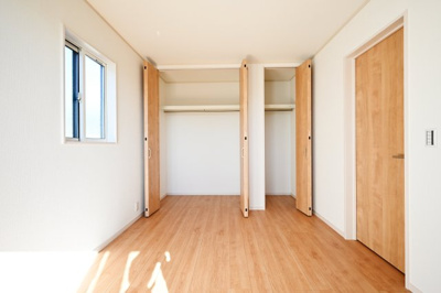 【洋室】 | 太田市東別所町   戸建て | 2階の各居室にはしっかりとした容量のスペースを確保しているので、お部屋は美しい空間を保てますね♪