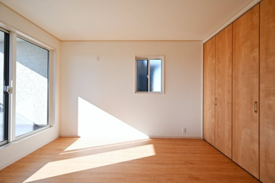 【洋室】 | 太田市東別所町   戸建て | 2階のベッドルームはバルコニーとつながっています。
たっぷり光が入るので気持ちよく目覚められます♪ 