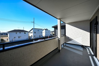 【バルコニー】 | 太田市東別所町   戸建て | バルコニーは屋根付きのインナーバルコニーとなっております。
洗濯物を突然の雨から守ってくれます♪