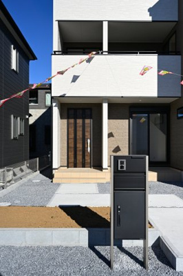 【玄関】 | 太田市東別所町   戸建て | 屋根付きの玄関は雨の日のぬれずに出入りすることができます！
ダブルロックドアで防犯性も◎