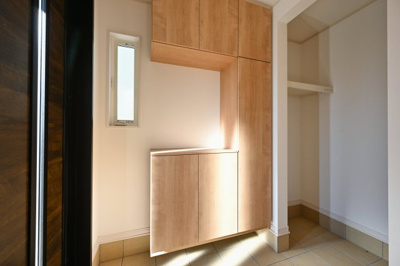 【玄関】 | 太田市東別所町   戸建て | 天井までの高さがあるたっぷり玄関収納。可動棚で調整可能ですので、背の高いブーツもすっぽり収まります。