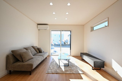 【居間・リビング】 | 太田市東別所町   戸建て | 広々としていて明るい日差しもたくさん入ってきます。家具を置いてもゆとりある空間となっております♪