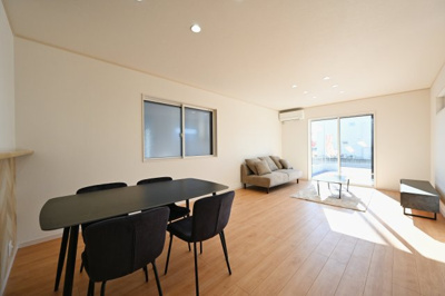 【居間・リビング】 | 太田市東別所町   戸建て | 温かみのある木目のフローリングが印象的なリビング。
家族の食事や団らんのほか、子供を遊ばせたり、友人を招いたり楽しみが広がります♪