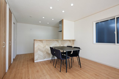 【居間・リビング】 | 太田市東別所町   戸建て | お友達を呼んでホームパーティーもできる広々ダイニングです♪