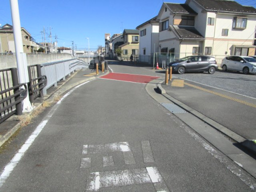 鴻巣市栄町　売地の前面道路含む現地写真|アンダーパス側道路