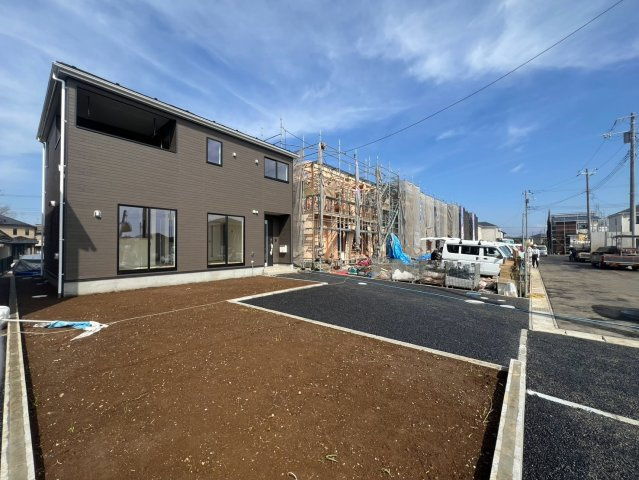 成田市本三里塚第４　新築戸建て　５号棟の前面道路含む現地写真