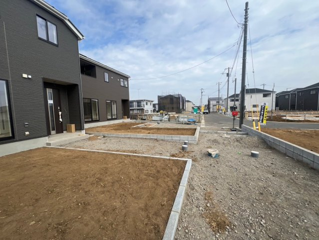 成田市本三里塚第４　４号棟　新築戸建て　の前面道路含む現地写真