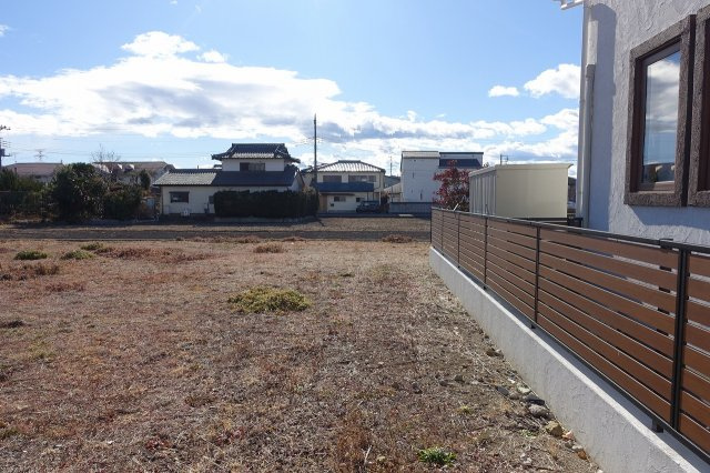 高崎市下小塙町　売地の周辺|西側隣地境界を北から南方向