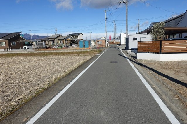 高崎市下小塙町　売地の前面道路含む現地写真|西側道路を南から北方向