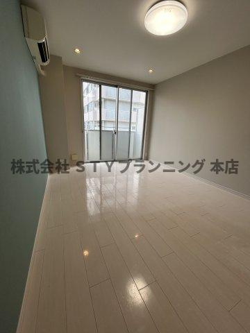 仲介手数料０円！LAKESIDE　IRINAKAの居間・リビング